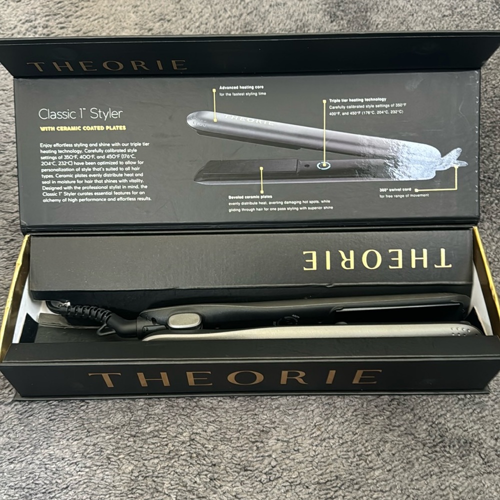 New in box flat iron. Classic 1 inch styler